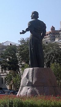 Памятник Насими в Баку.jpg