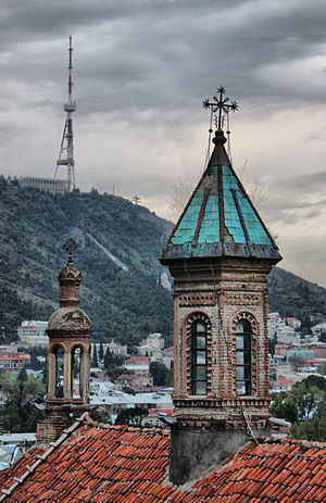 Фотография Церкви святого Георгия и вид на Центральную Башню Тбилиси