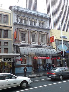 Окленд Сбербанк Снаружи McDonalds.jpg