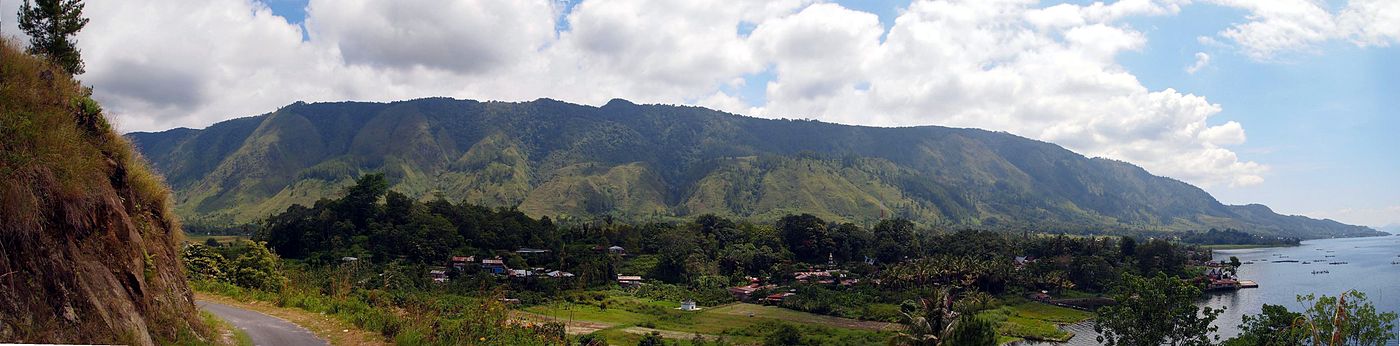 Панорамный вид на деревню Амбарита на острове Самосир.