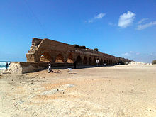 Ancient Roman aqueduct in Caesarea Maritima-01.jpg