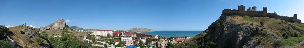 Панорама города Судак с элементом генуэзской крепости
