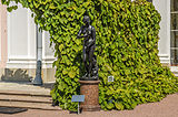 Venus de Medici Sculpture in Oranienbaum.jpg