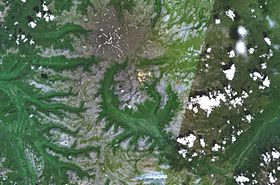 Снимок вулкана со спутника. Отчётливо видны края кальдеры, опоясывающей центральный купол вулкана.