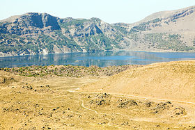 Вид на озеро Немрут с юго-восточкой кромки кальдеры Немрут-Дага