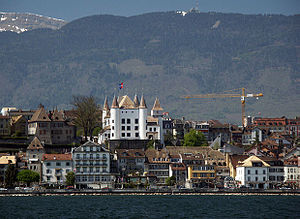Вид на Ньон со стороны Женевского озера