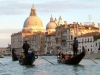 Италия. Венеция. Гондолы в канале