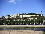 Chateau de Chinon vue de la Vienne.JPG