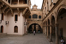 Patio Palacio Salinas (Salamanca).jpg