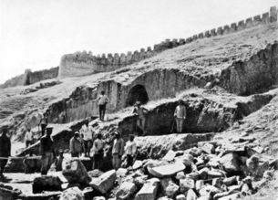 1915 excavations at Tushpa.jpg